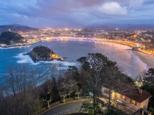 San Sebastián de noche. Foto de Raúl Cacho Oses en Unsplash